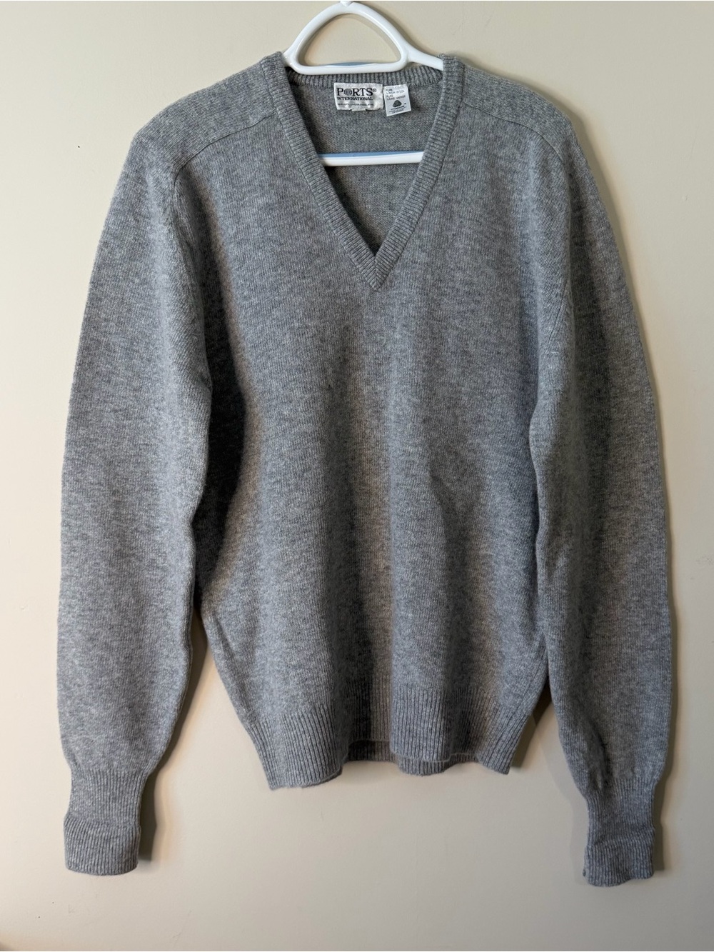 Vtg PORTS International Men’s Light Gray Wool V-Neck Sweater Large